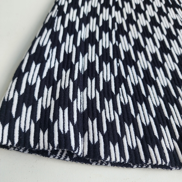 Ann Taylor Women's Pull-On Skirt Knit Black White Stretch Geo Print Sz M - Picture 9 of 9